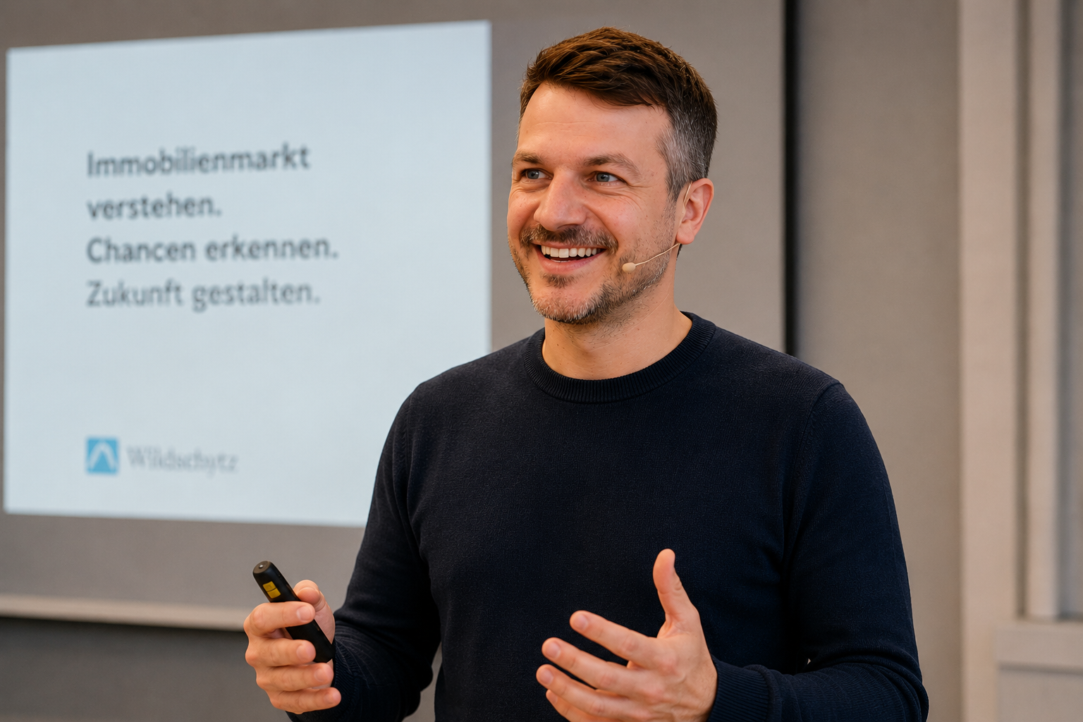 Sascha Traber bei einem Vortrag über den Immobilienmarkt